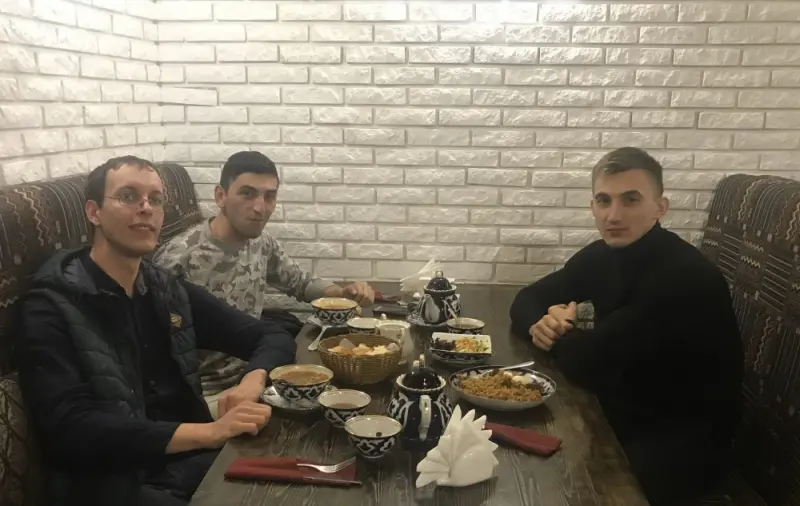 Деловая встреча не обходится без перекуса.
