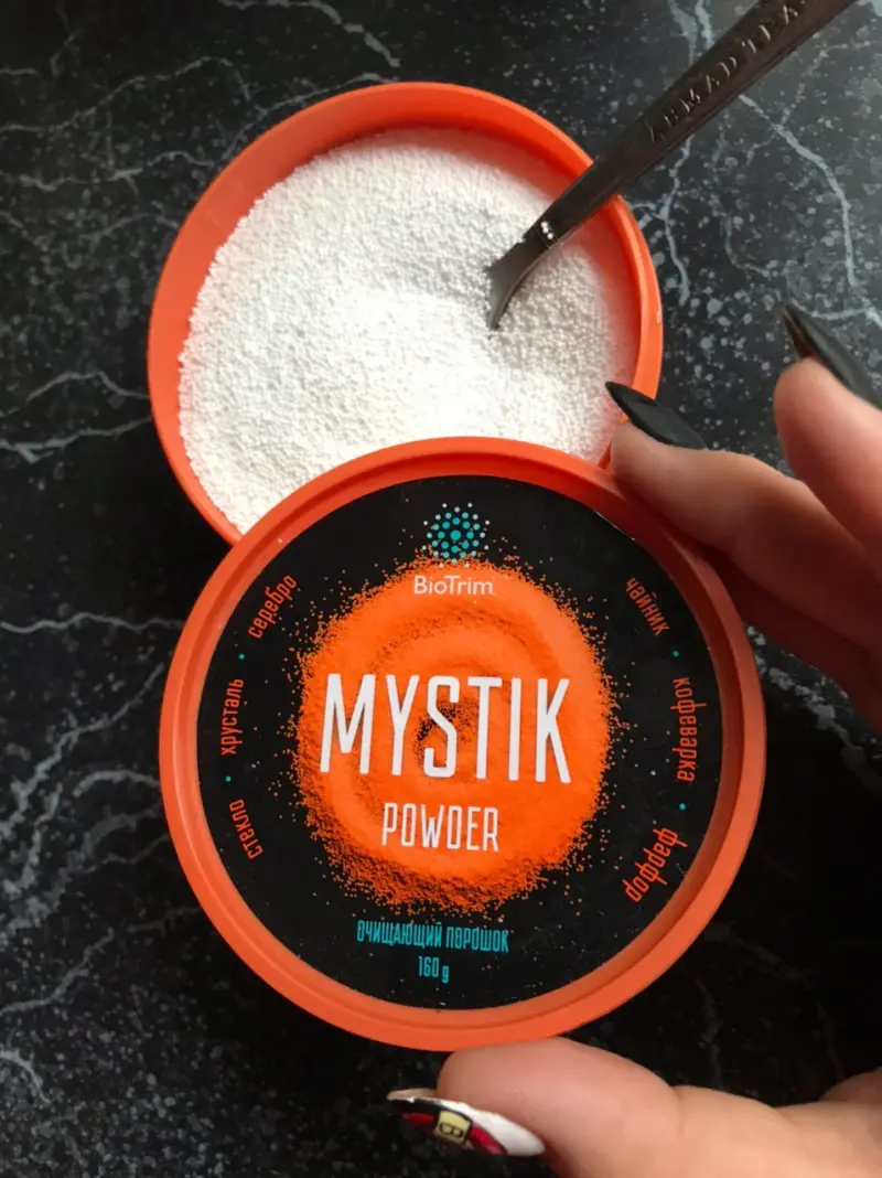 О порошке   MYSTIC:

перкарбонат натрия (тогда средство будет порошкообразным). 
Эти соединения легко распадаются, выделяя кислород, а тот, в свою очередь, окисляет загрязнения, не нанося вреда вещи, ее владельцу и окружающей среде.В отличие от агрессивного хлорного отбеливателя более мягкий кислородный отбеливатель

не имеет запаха,

не токсичен,

отлично выполаскивается,

не разрушает структуру ткани,

подходит для цветных тканей.

“Побочным” действием кислородное отбеливателя является его губительное воздействие на микроорганизмы. Поэтому кроме выведения пятен вы получаете и дезинфекцию вещей. А еще карбонат-ионы, которые образуются при растворении соды, связывают ионы кальция и магния. Тем самым они смягчают воду и вносят свой вклад в предотвращение образования накипи.

 Сильно концентрированный Раствор перкарбоната натрия, имеет щелочную реакцию, может вызвать раздражение чувствительной кожи, если стирать руками. Поэтому  необходимости тщательно сполоснуть руки после ручной стирки