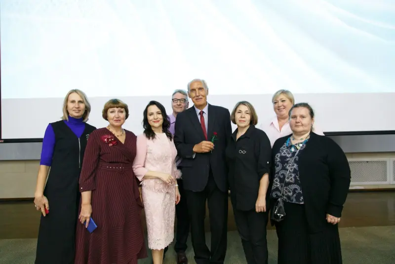 Форум 2022г. Москва. Резиденция Президента России-КЛЯЗЬМА. На сцене вместе с профессором С.Е. Постновым.